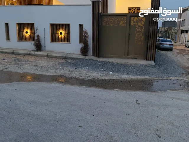 116 m2 3 Bedrooms Townhouse for Sale in Tripoli Tareeq Al-Mashtal