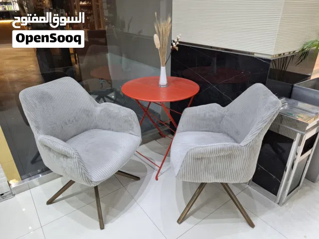 للبيع کراسی و کنبات و طاولات تقدیم من میداس استعمال خفيف