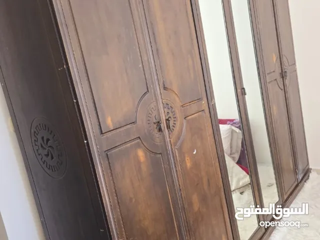 خزانه غرفه نوم زان وخزانه جانبيه زان وعليها طبقه زجاج وبوفيه تفصيل من ايكيا مع اضويه