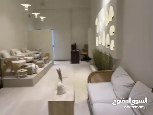 صالون للبيع مع رخصته و4 موظفات