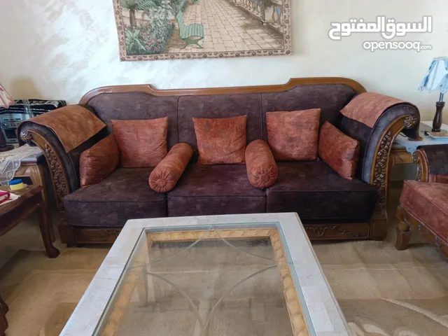 طقم كنب وطقم طربيزات و قنصل و طقم سفرة مع دريسوار فخم جدا