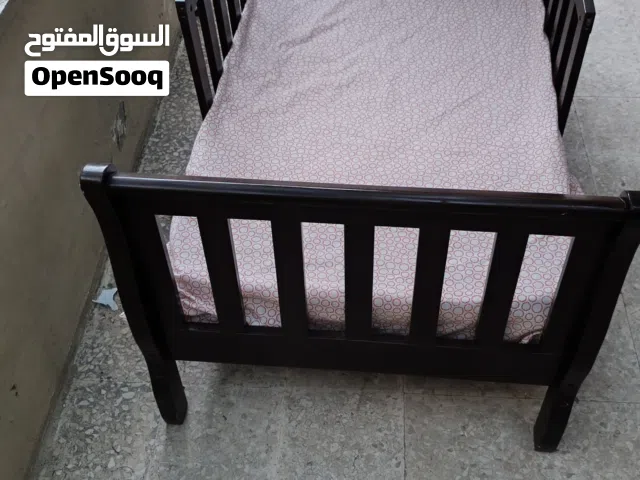 سرير أطفال خشبي مع حواجز حماية بحالة ممتازة جداً (مع الفرشة)