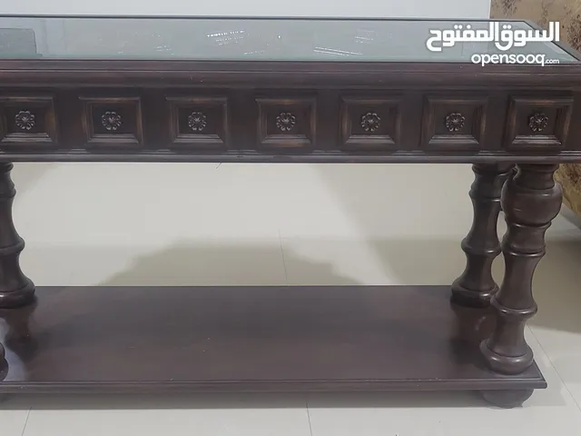 طاولة استقبال للمجلس خشبية فاخرة بحالة جدا ممتازة مع طبقة زجاج