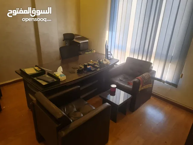 أثاث مكتب فاخر مستعمل للبيع مع مستلزمات َمعدات إضافية جانبية للمكتب