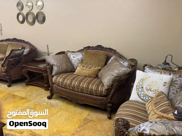 كنبات وطاولات غرفة معيشة بحالة ممتازة