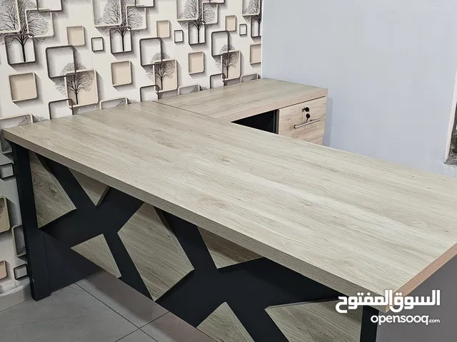 اثاث مكتبي عبارة عن مكتبين وطاولة صغيرة ومرفق للمكتب الكبير مستعمل بحالة جديد خشب ممتاز