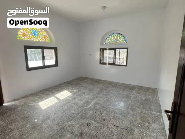 شقة مستقلة دور أول مع حوش سيارة
