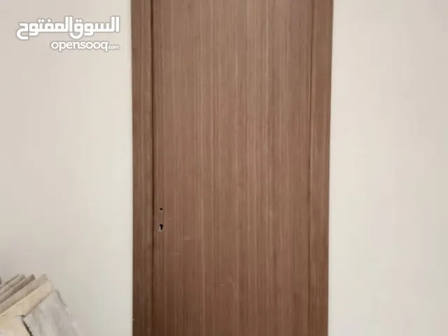 أبواب خشبيه فخمه نفصل حسب الطلب والتصميم ونشتغل محلات تجارية وأكثر نشتغل في أنحاء الرياض