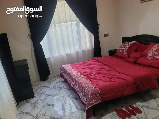 شقه مفروشه لوكس غرفتين وحمام ومطبخ وصاله فرش نظيف جدا سخان شمسي خاص بشقه في قلب حده للايجار 180الف