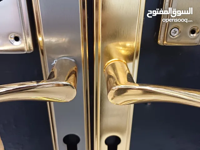 نجار وصيانة الاقفال ومفاتيح وتركيب يدات  وسلندرات خشب والامنيوم وفتح الباب المقفول  وتعليق الوحات