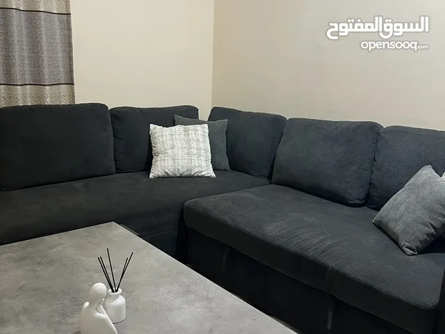 اثاث غرفة جلوس مستعمل استعمال خفيف و مع طاوله او يوجد كراسي معه بي 1800 مع الطاوله