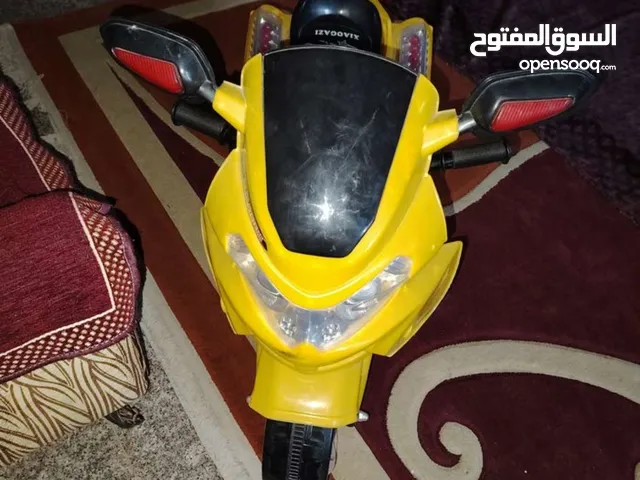 سيارة اطفال نضيفه للبيع وبيها مجال