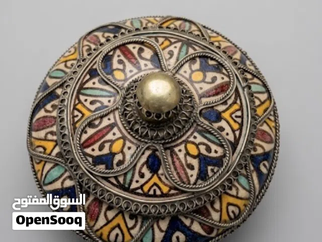 تحفة مغربية "فينتج " صندوق سيراميك فاسي مزخرف يدويا بإطار معدني انيق من النحاس الأبيض المشكل يدوياً