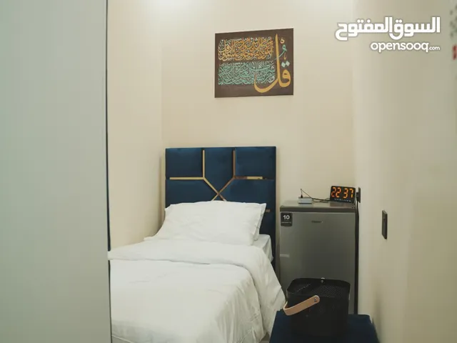 باريتشن +ثلاجة خاصة +خزنة خاصة في المطبخ مع قفل مع عدة الطبخ لكل شخص خدمات تنظيف اسبوعية تغير الفرش