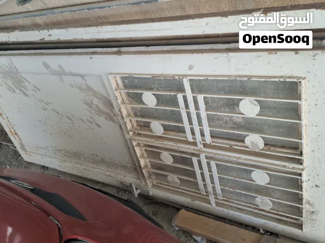 باب حديد ثقيل مع حلقه