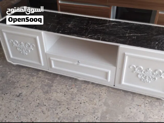 طاولة تلفاز بحالة ممتازة