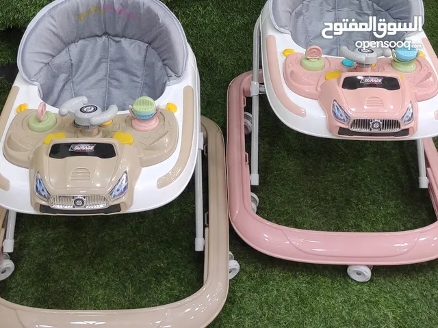 فقط 22دمتوفرة الآن عربة مشي للأطفال ستايل سيارة أنيق ومريح مثالية لدعم خطوات طفلك الأولى بأمان ومتعة