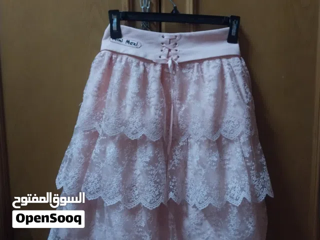 فستان مكون من بلوزة سوداء أكمام شفاف وتنورة مشمشي طولها للركبة