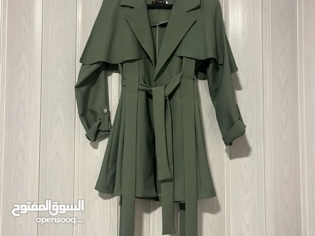بلايزر نسائي أنيق بلون أخضر زيتوني تصميم كلاسيكي بحزام خصر لإطلالة راقية تناسب العمل والمناسبات