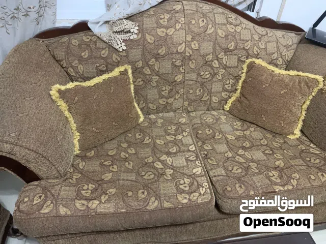 كنبايات للبيع مع طاولة وسط لون بني
