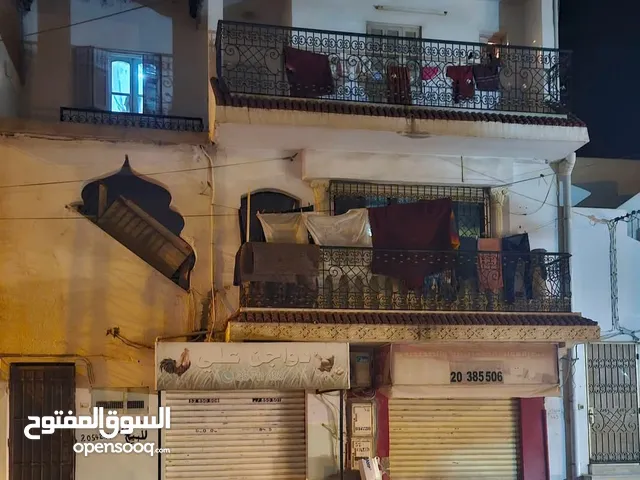 منزل دور تاني وبه 2 محلات ارضيه بصفاقس