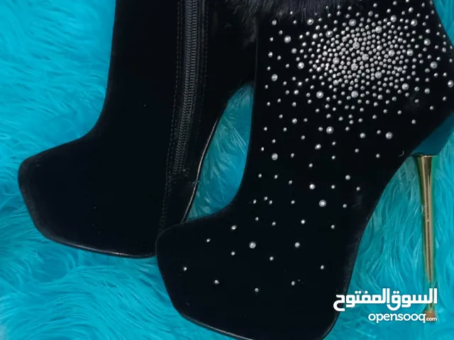 Black Sandals in Tripoli