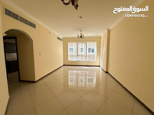 (ضياء)غرفتين وصالة للايجار السنوي في الشارقة القاسمية بتشطيب ممتاز ومساحة واسعه سهل المخرج الى دبي