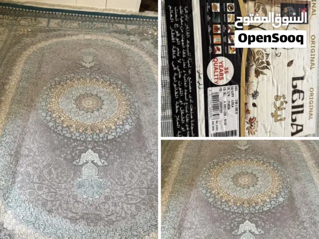 مكتب وسجاد وطاولات وبلاستيشن 4