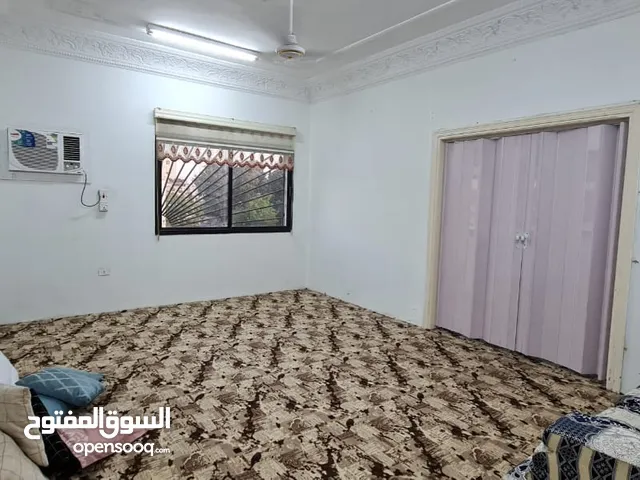 Room Available on monthly rent with AC