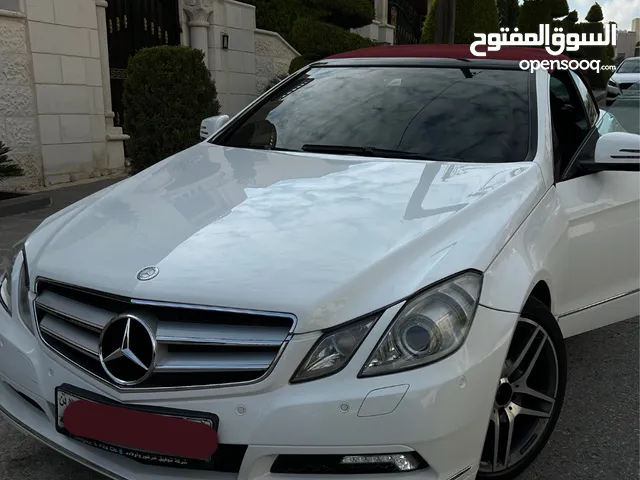 سيارة مرسيدس بنز E200 موديل 2013 بحالة ممتازة Mercedes Benz لون ابيض , فرش خمري , كشف بسعر مغري