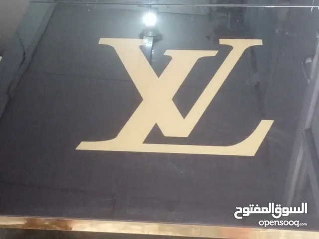 ميزطعام اسود للون
