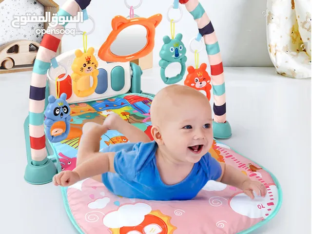 اجعل طفلك متحمسًا للعب مع صالة الألعاب الرياضية. Get your baby excited to play with an activity gym.