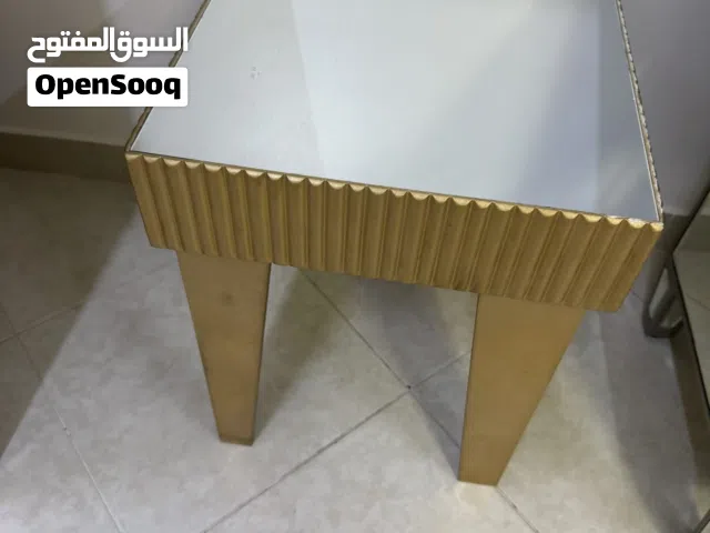 طاولة كبيرة مع 4  طاولات صغيرة