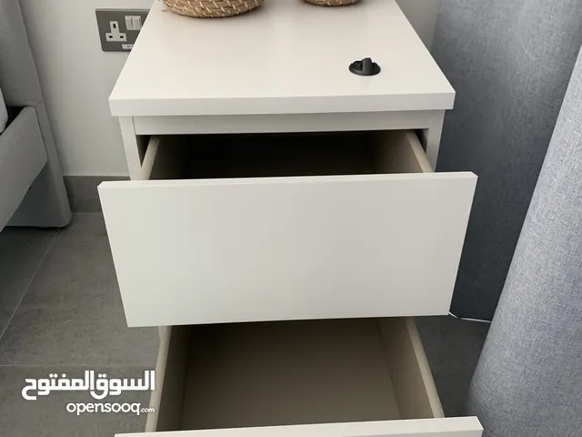 طاولة بجانب السرير /bedside table