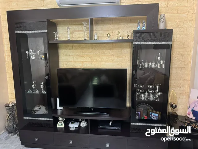 طاولة تلفاز بحالة ممتازة مع التلفاز