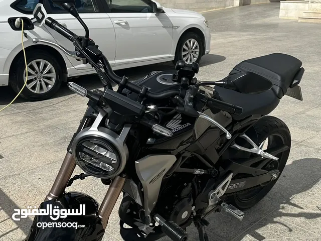 دراجة هوندا cb300 للبيع استعمال خفيف جدااا ماشية فقط 10الاف كيلو