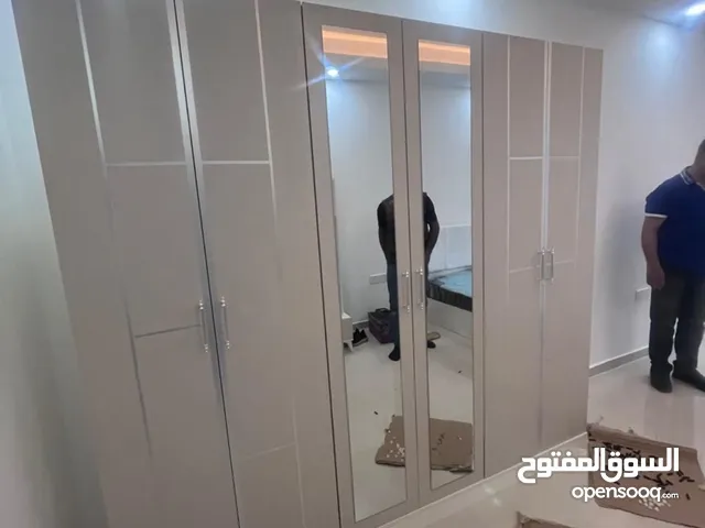 غرفة نوم للبيع عباره عن سريرين و منادر و كنتور وميز تواليت