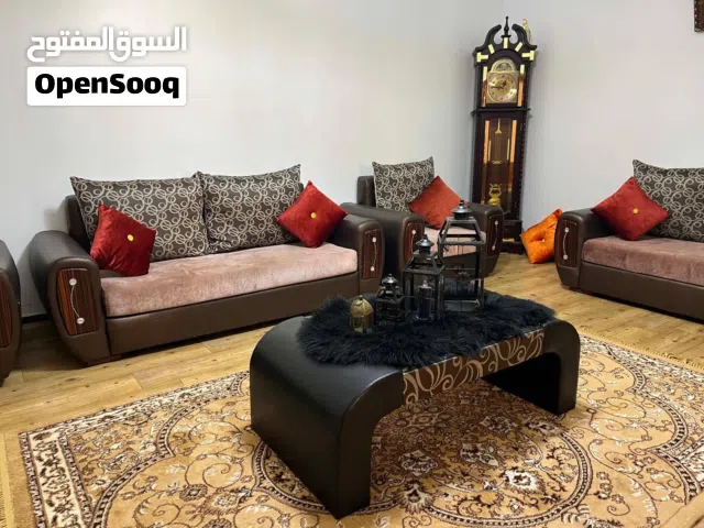 صالون تركي يحتوي علي 2 كنبات و 2 كراسي وطاولة وساعه