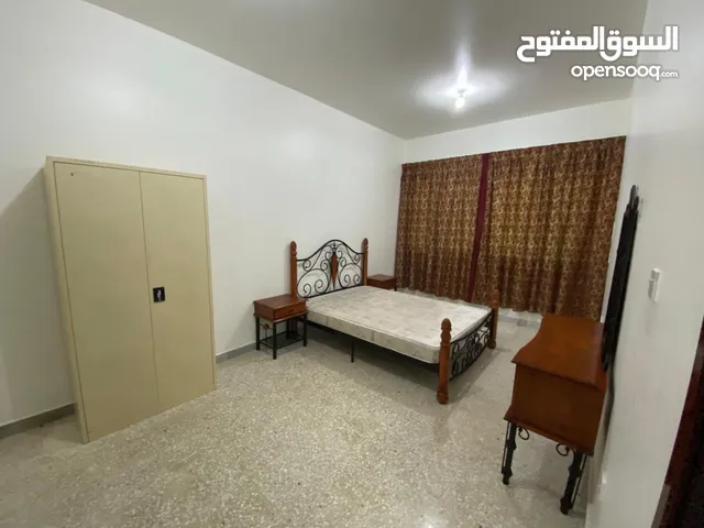 غرفة ماستر للإيجار لسيدة في شقة كلها سكن للبنات فقط النادي السياحي بالقرب من ابوظبي مول و جزير الريم