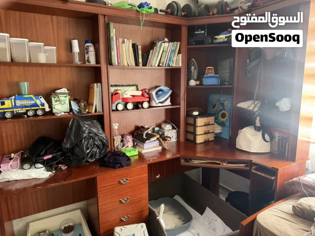 مكتبة غرفة نوم بحاله جيده جدا