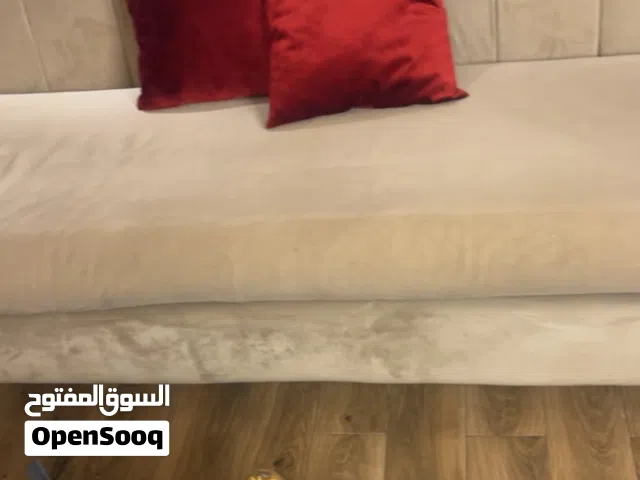 جلسة متكونه من تلاته كنبات وستار