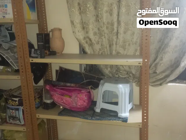 رفوف مستخدمه