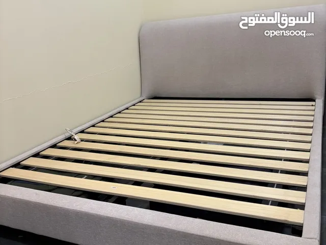سرير مثل الجديد استخدام خفيف جدا مع USB مع اضاءة bed frame slight usage like new with USB and light