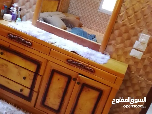 غرفة نوم مستعمل بحالة جيدة جدا للبيع تفصيل خشب لاتيه ملبس زان