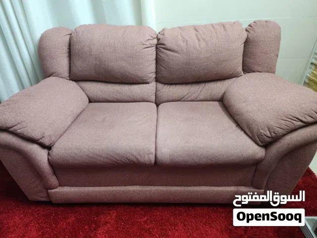 طقم كنب دب تفصيل 9مقاعد بحالة جيدة جدا مع ديكور تلفزيون وطاولات