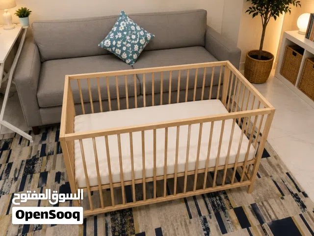تخت للاطفال خشب زين مع فرشة طبية جديد تقريباً للبيع بدواعي الهجرة Wooden Bed with Foam Mattress