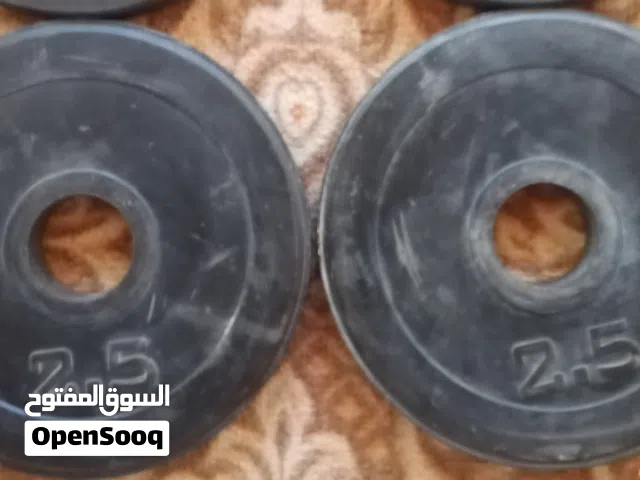 متوفر معي قرصين وزن 2.5 كيلو فتحه كبيره يركب بار المبي وتمرين قبضه اليد وزن 350LBS