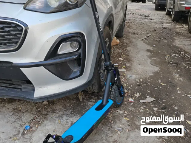 سكوتر للبيع استعمل خفيف مسعدين امامي وخلفي 3سرعات بلتوث مع الشحان الاصلي