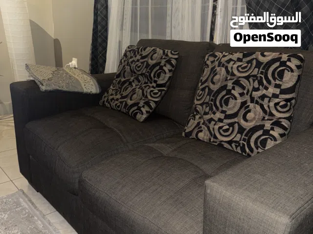 كنب سبع أشخاص من ماركة ميكاسا للبيع مع طاولة القهوة