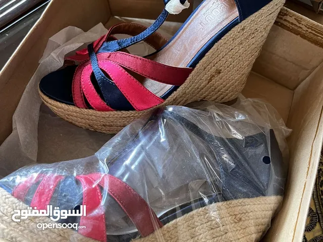 اي حذاء جديد ب سعر 3 دنانير